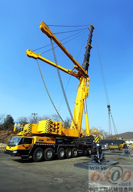 我国自主研发的千吨级全地面起重机在徐工首次通过鉴定