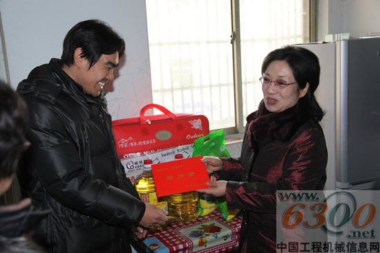 江苏省总工会副主席王爱平(右)将慰问品和慰问金送到陈茂勤手中