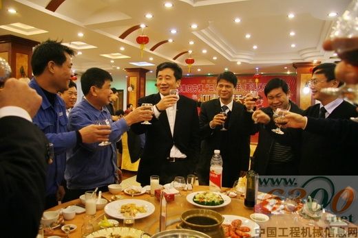 晏平等公司领导向劳动模范等致以新春的祝福