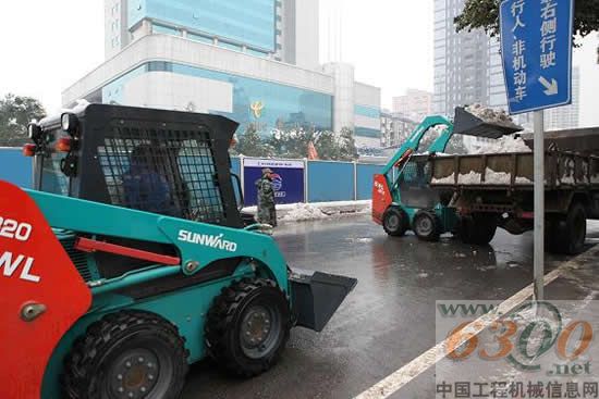 山河智能除雪滑移装载机铲雪清障现场1