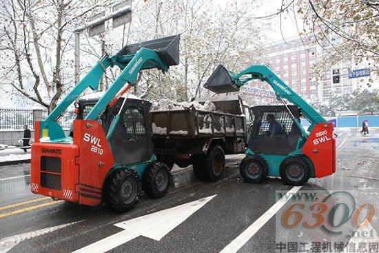 山河智能除雪滑移装载机铲雪清障现场2