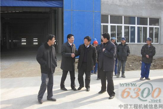 济宁市副市长佘春明一行莅临山重建机济宁基地考察指导工作