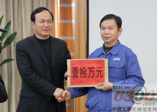 刘子福(左)向陈金源颁发奖金