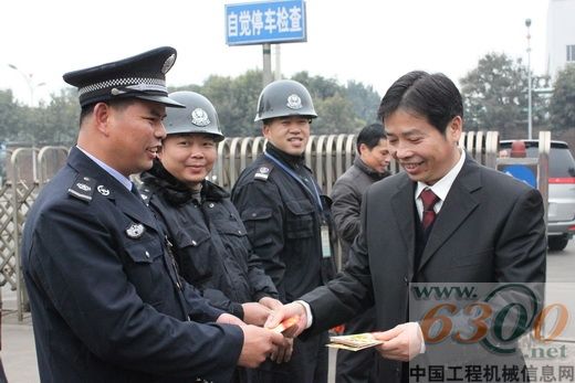 李呈杰(右)代表晏平给员工派发“特殊大红包”