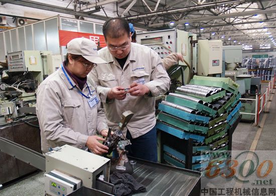 洛轴公司职工过节不恋节 上班忙产出