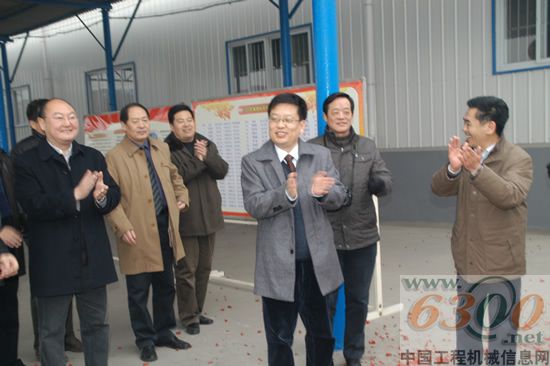 中国一拖领导慰问春节加班员工