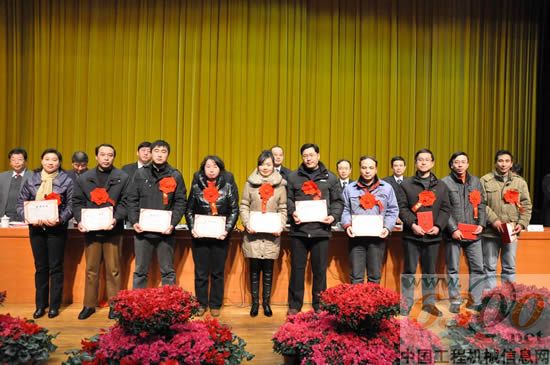 公司领导为先进生产工作者代表颁奖