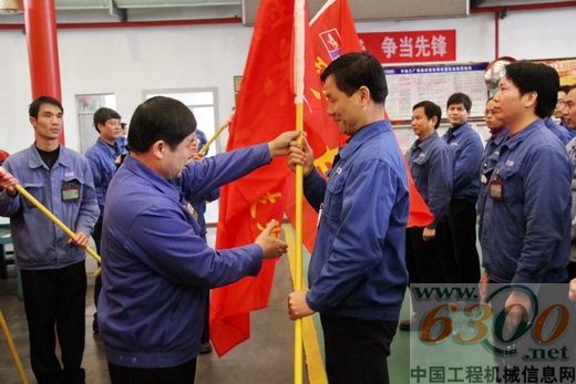 李天生(左)为各板块技师团队授旗