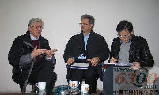Dr. Albert Flotho(左)和Dr. Peter Klose(中)在会上交流
