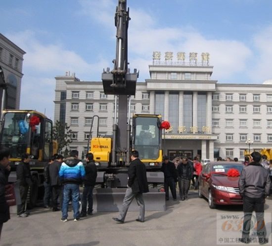 客户室外观看展机及操作体验