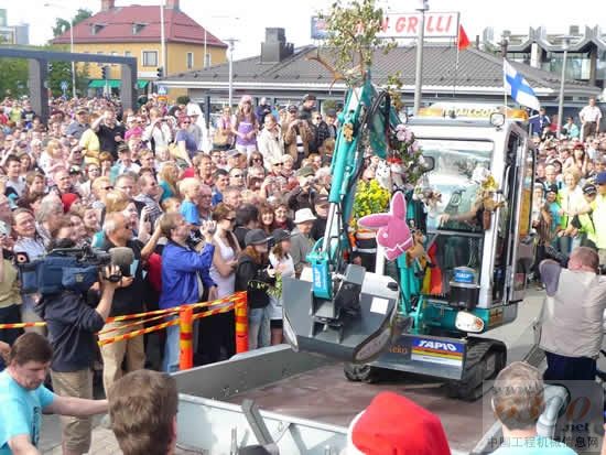 历史图回顾：众人共同见证SWE17B挖掘机抵达终点的时刻