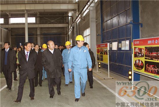 临沂市重点项目建设推进现场会领导视察山重建机临沂新基地