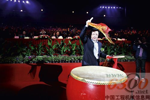 梁稳根董事长敲响前进的战鼓