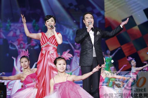 易小刚深情演绎《咱三一人》