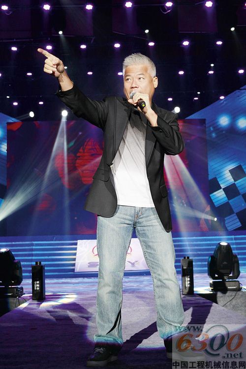 巫启贤为三一献唱