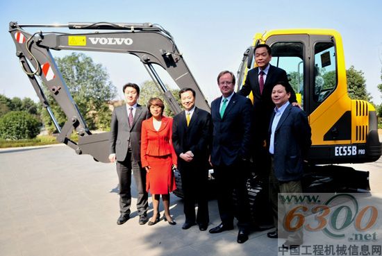 品牌高层在沃尔沃品牌挖掘机前合影