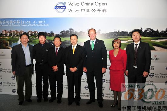 沃尔沃高层与参赛球手合影