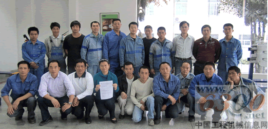 通过资格考试的部分国际焊接工程师、国际焊工以及卡斯卡特厦门公司质量管理人员为祝贺通过ISO3834-2国际焊接质量管理体系认证的合影