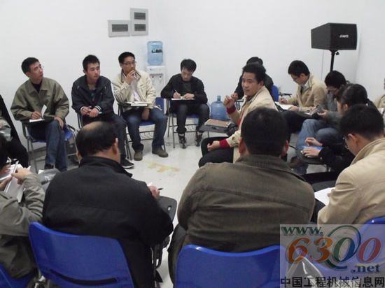 专家们与客户沟通