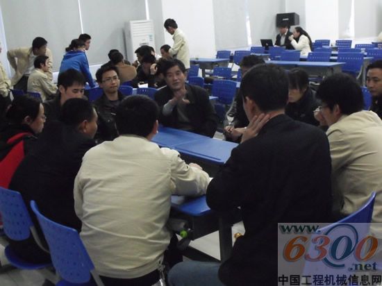 专家们与客户沟通