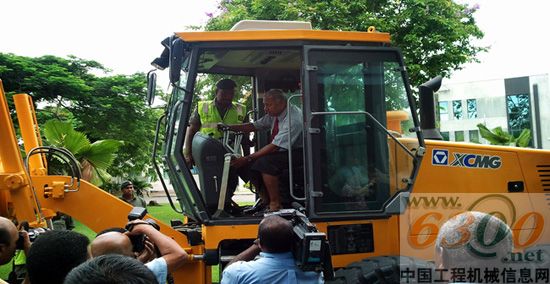 斐济总理乔塞亚亲自操作徐工产品给予高度评价