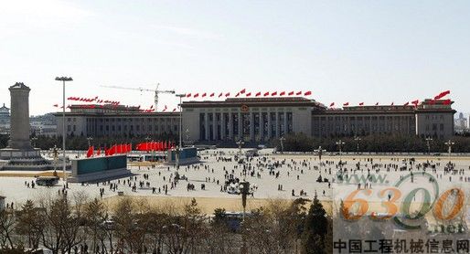 全国两会召开在即，人民大会堂东门外的广场上红旗招展