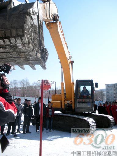 参赛选手操控挖掘机投篮