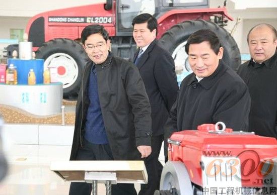 张义华董事长向郭兆信副省长介绍集团产品情况