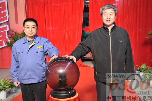 杨总和冯教授共同启动徐工第5000台摊铺机下线仪式