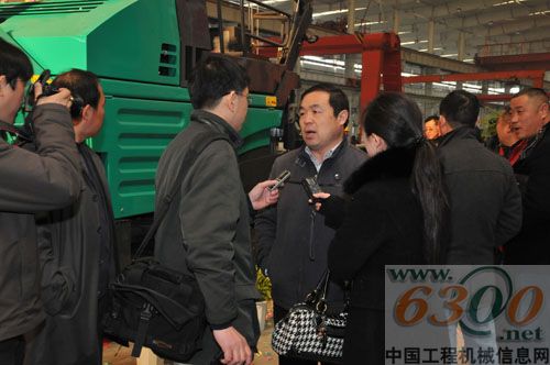 首台903S摊铺机用户接受媒体采访