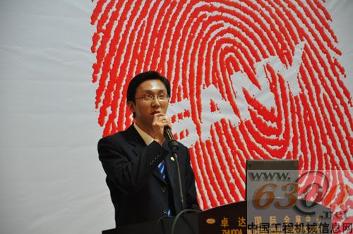 三一起重机服务负责人魏利先生发布服务品牌标识,并宣布211服务价值承诺