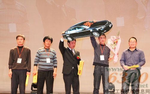 三一起重机春季全国联展会议现场(三一集团副总裁三一起重机总经理戚建先生抽取幸运大奖与客户合影留念)