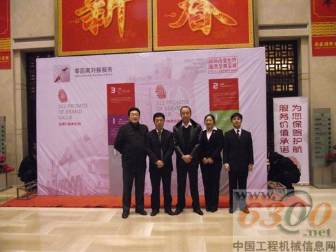 三一集团副总裁 起重机公司总经理戚建先生与客户合影