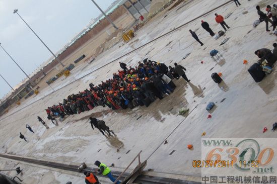 陶家宝及驻利比亚同胞排队登上轮船，向马耳他转移