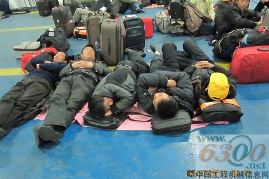 撤离队伍在轮船甲板上休息