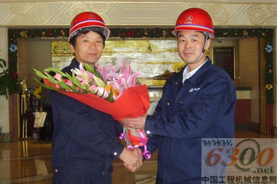 三一重机服务本部代表向孟文献上鲜花