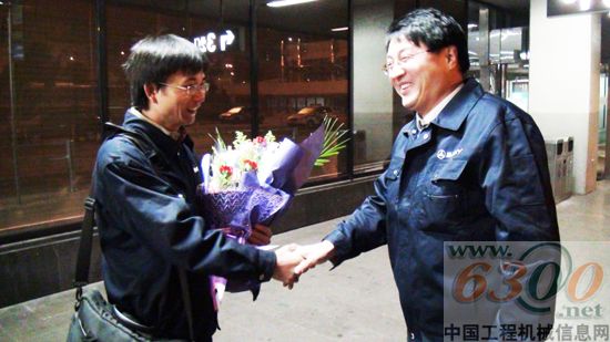 服务本部技术部长阮怀云亲手向陶家宝献上一束鲜花，表达慰问之情