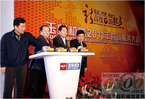 晏平和中国机械工业联合会执行副会长张小虞、