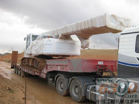 雷沃旋挖钻被送往施工现场