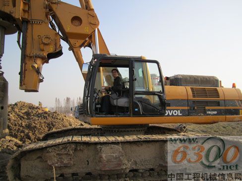 雷沃旋挖钻机国内施工留影