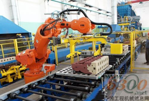 坐落于玉柴工业园的玉柴铸造中心率先在全球采用机器人下芯工艺