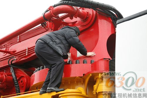 湖南省进出口检验检疫局工作人员正在对设备进行检查