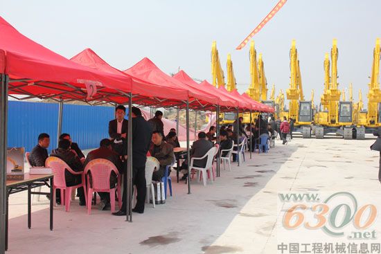 签订购买力士德挖掘机