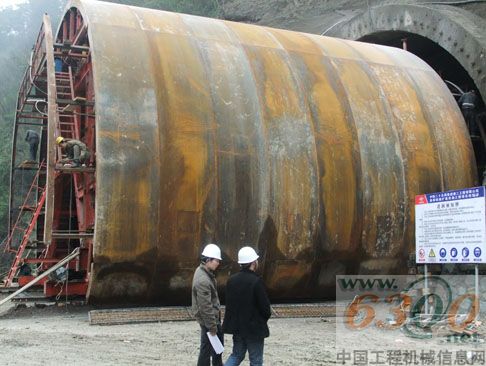 金石冲隧道出口衬砌台车进行最后的组装调试