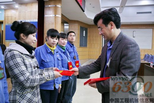 郭德明为“特约编辑”“特约记者”“特约主持人”颁发了聘书