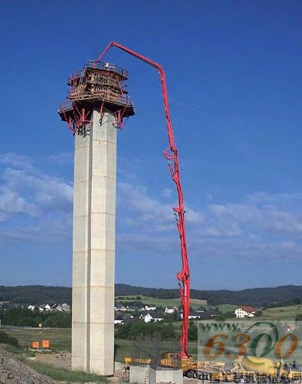 普茨迈斯特62米6节臂泵车为德国Liesertal超高大桥支柱输送混凝土