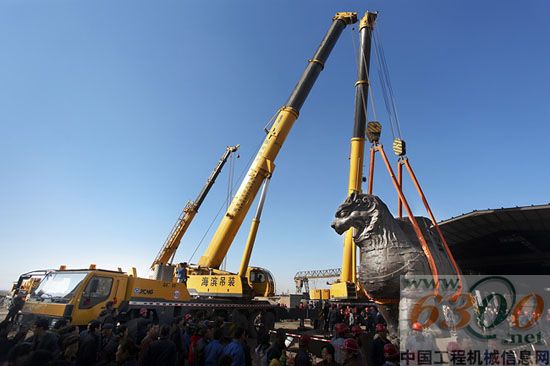 铁狮子被从砂坑中吊起