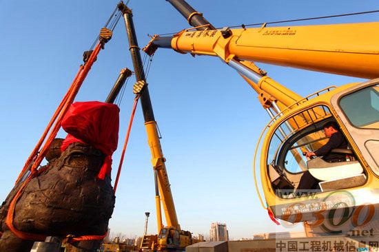 徐工大吨位吊车精准的微动能力