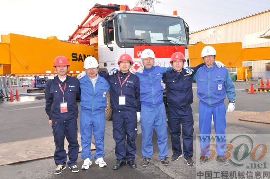 工程师和东京电力操作手在62米泵车前合影