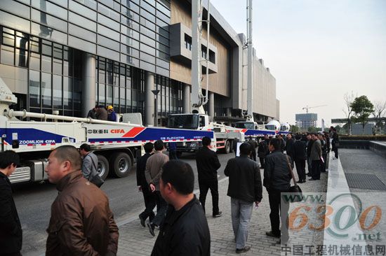 中联新品泵车吸引众多江苏地区的客户围观